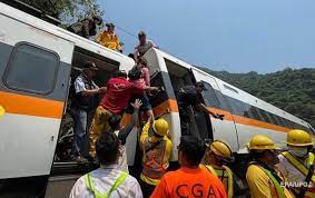 Си Цзиньпин выразил соболезнования погибшим в железнодорожной аварии на Тайване