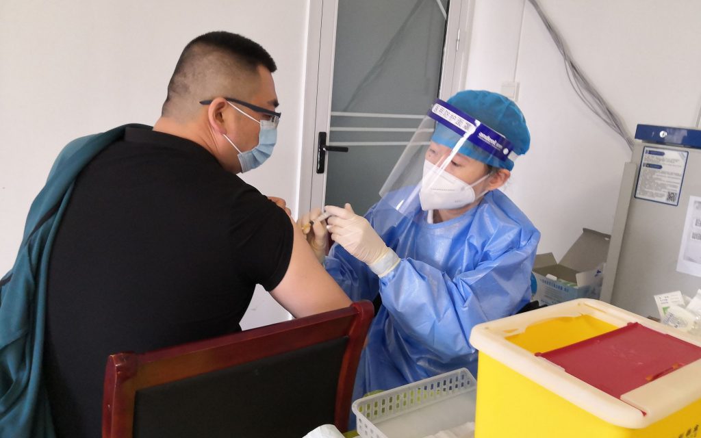 Китай поощряет добровольную вакцинацию от COVID-19 — Госкомитет по делам здравоохранения